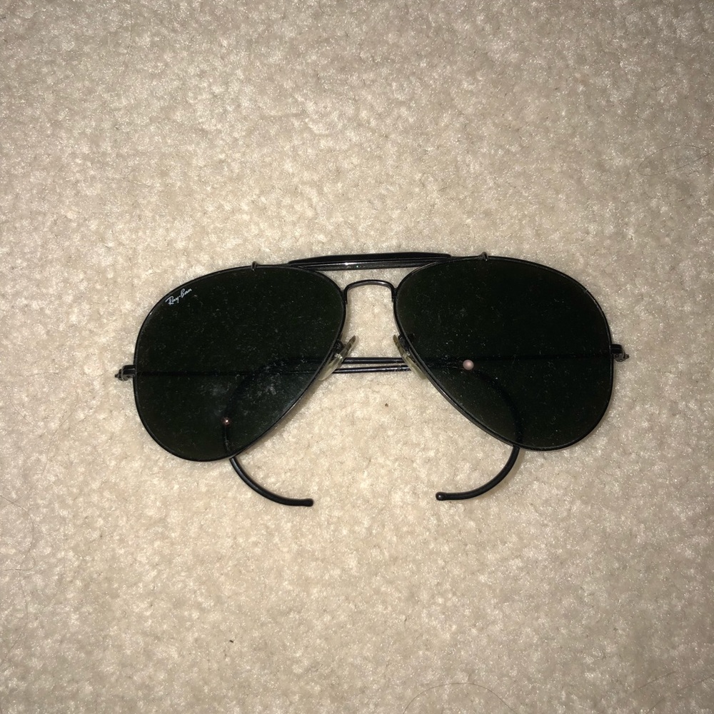 black ray-bans w bar